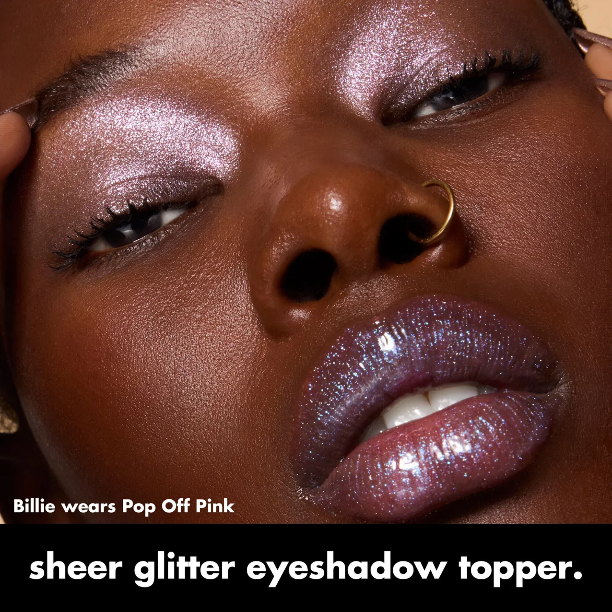 Model draagt e.l.f. Fine As Fleck Glitter Eyeshadow Pop Off Pink voor een sprankelende ooglook.