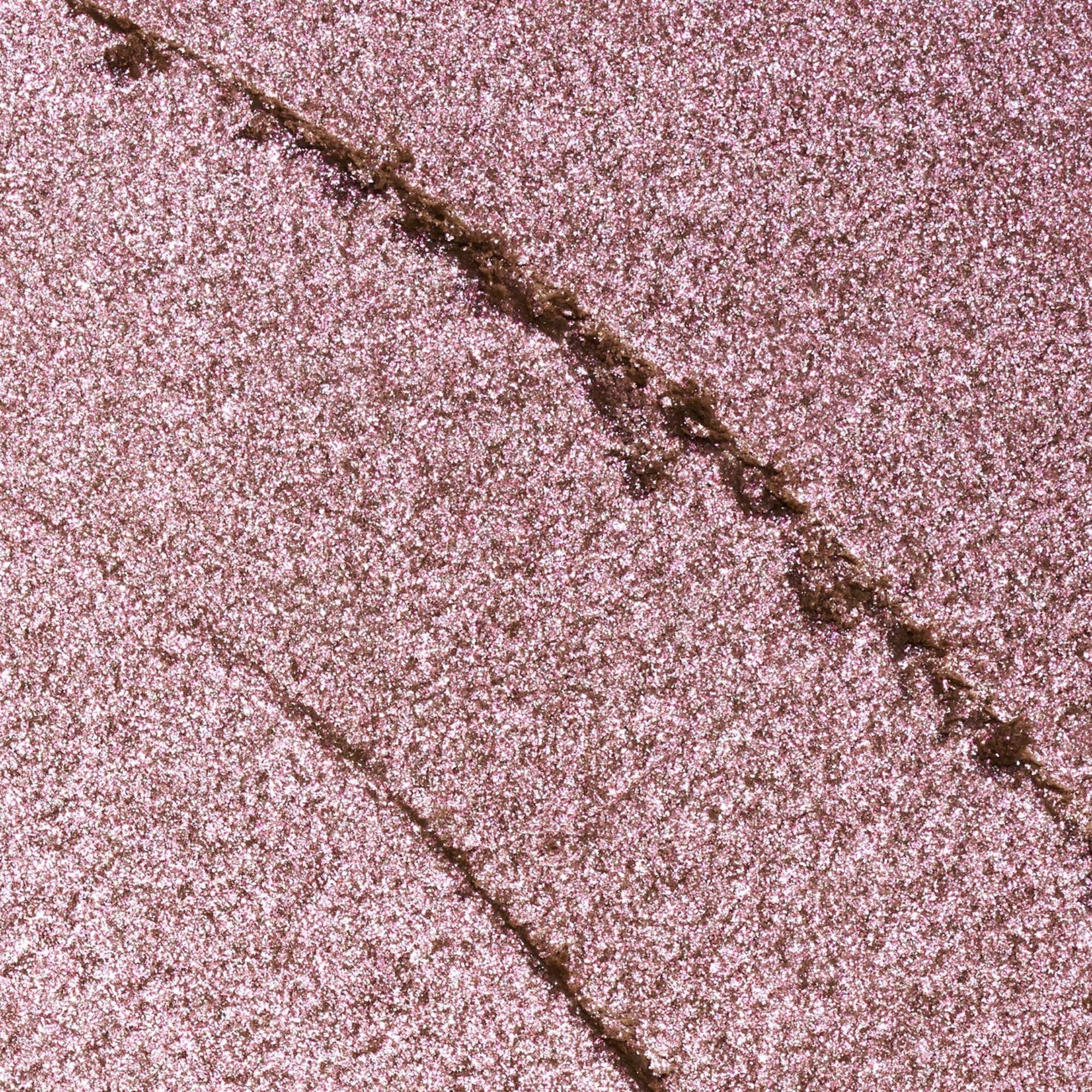 Close-up van de glanzende textuur van e.l.f. Fine As Fleck Glitter Eyeshadow Pop Off Pink.
