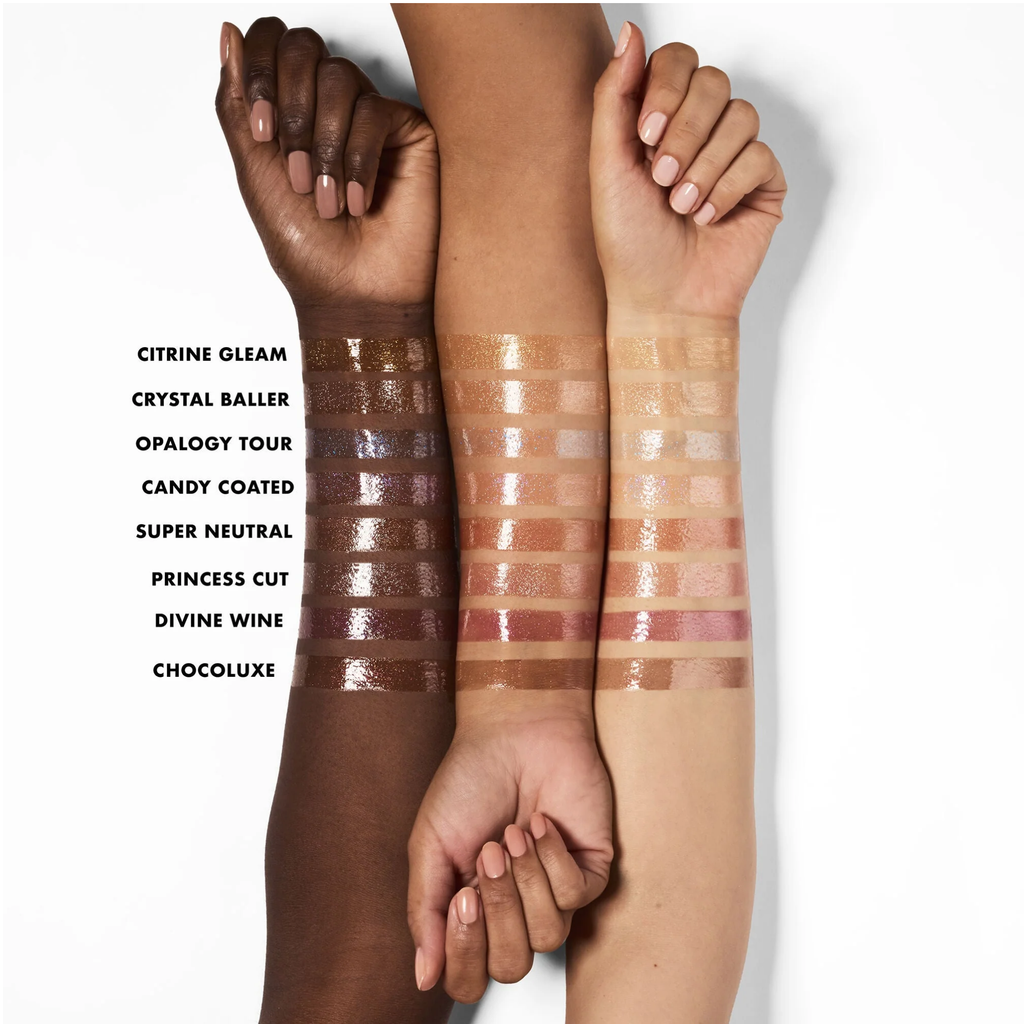 Swatches van e.l.f. Glow Reviver Lip Oil Glimmer op verschillende huidtinten.