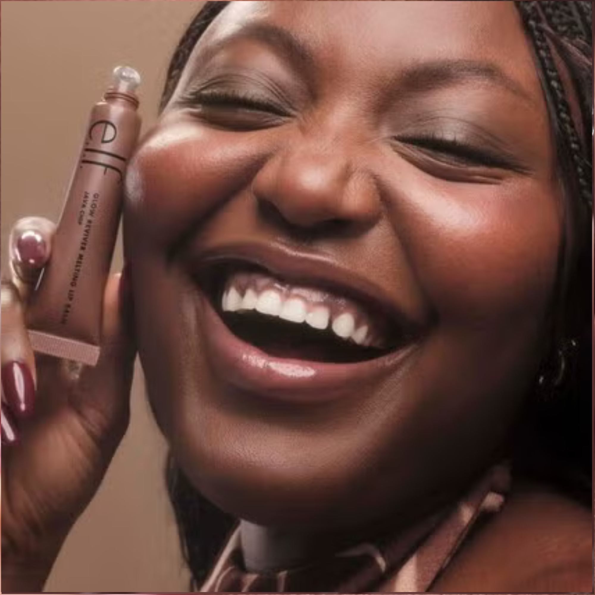 Model draagt e.l.f. Glow Reviver Melting Lip Balm voor een volle, glanzende liplook.