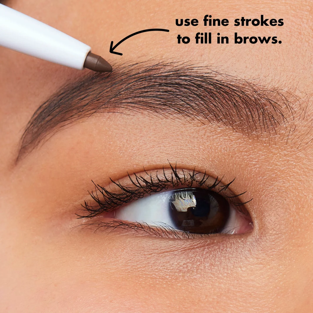 Gebruik van e.l.f. Instant Lift Brow Pencil met fijne lijntjes voor een natuurlijke wenkbrauwlook.