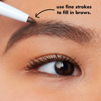 Gebruik van e.l.f. Instant Lift Brow Pencil met fijne lijntjes voor een natuurlijke wenkbrauwlook.