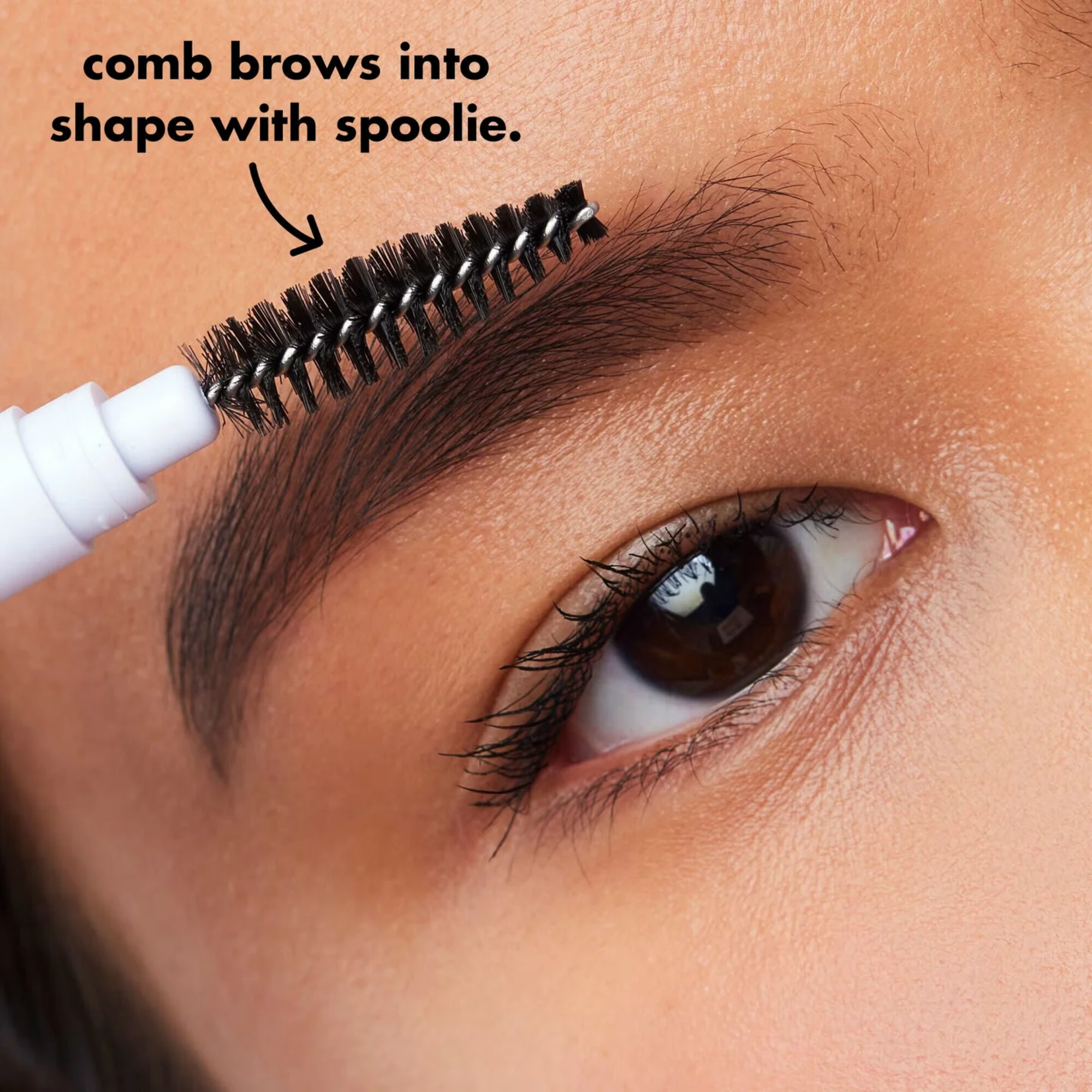 Ingebouwde spoolie van e.l.f. Instant Lift Brow Pencil voor het blenden en vormen van wenkbrauwen.