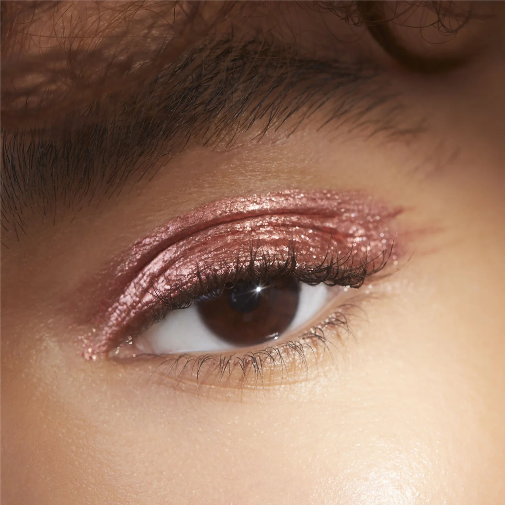 Ooglook met e.l.f. Liquid Metallic Eyeshadow voor een multidimensionale metallic finish.