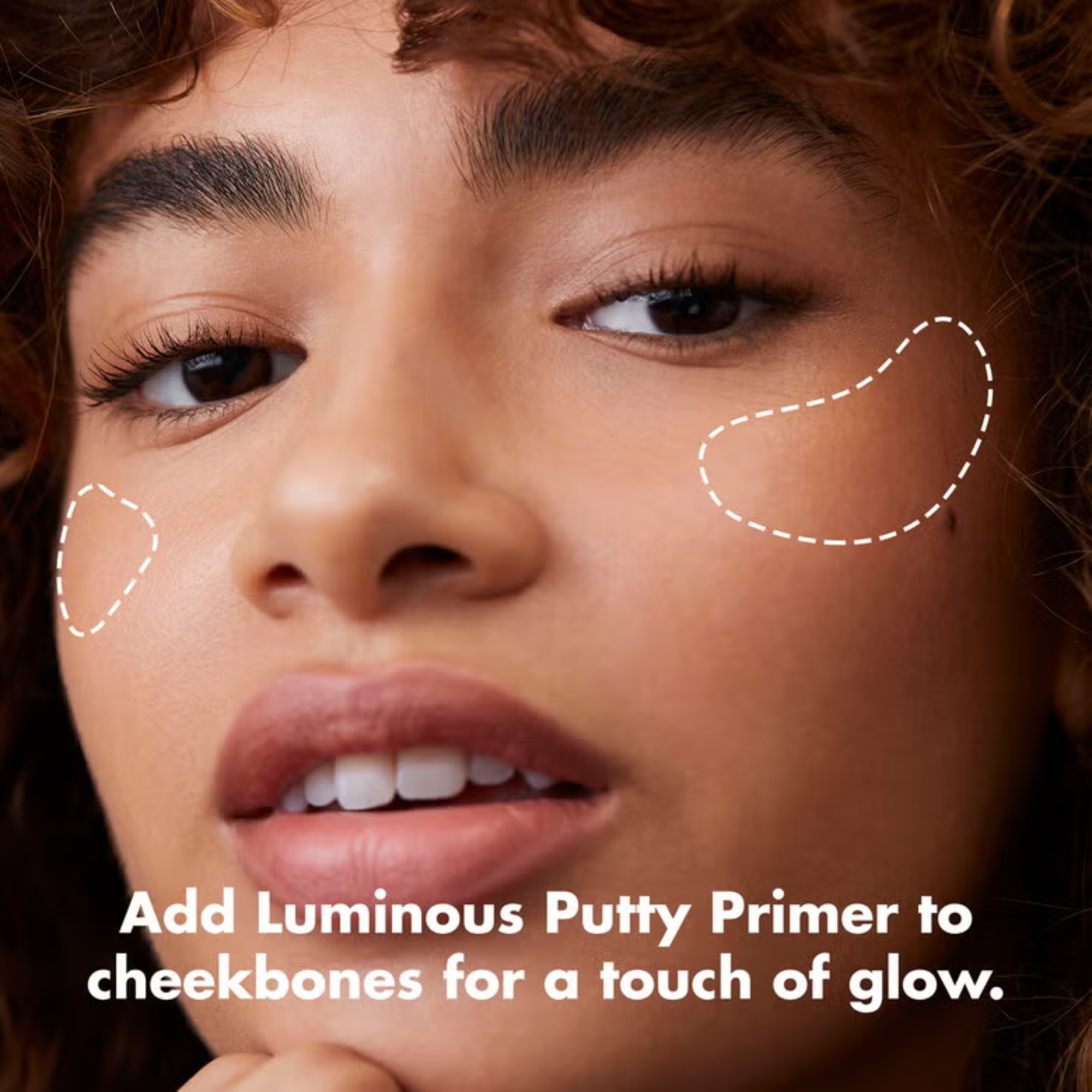 Aanbrengadvies voor e.l.f. Luminous Putty Primer op de jukbeenderen voor extra glow.