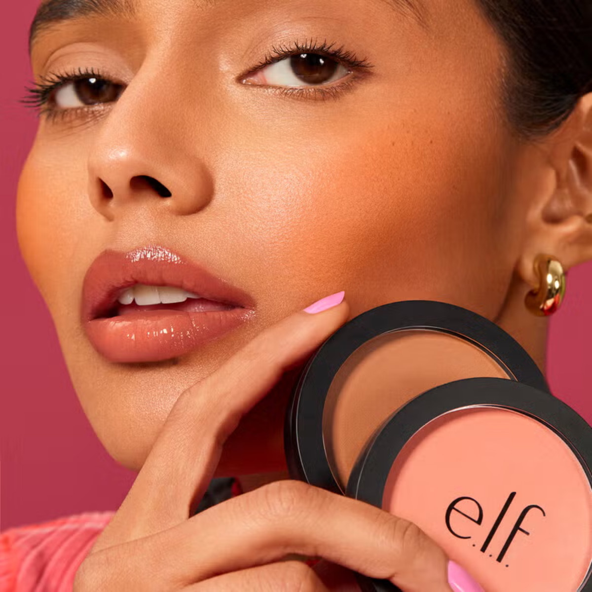 Model draagt e.l.f. Primer-Infused Matte Bronzer voor een warme, natuurlijke uitstraling.