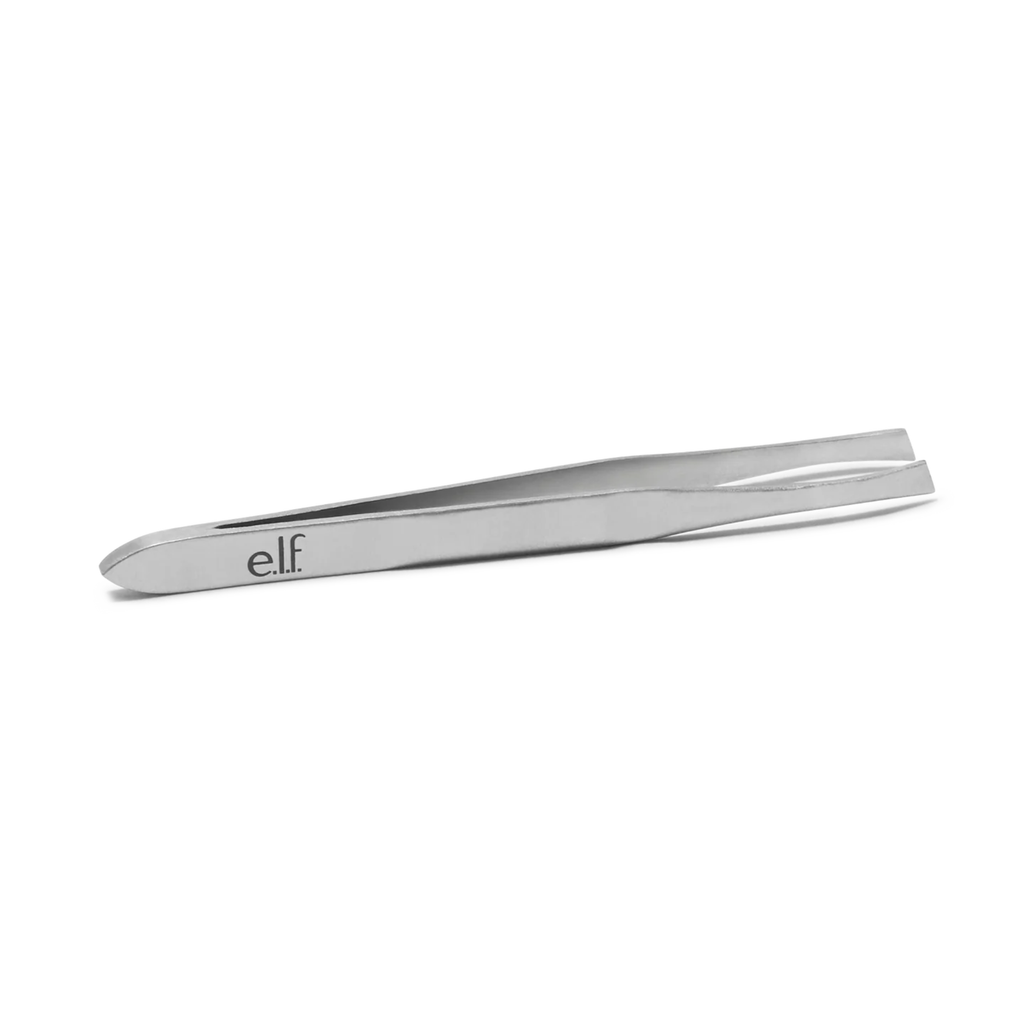 Detailweergave van de schuine punt van de e.l.f. Slant Tweezer voor maximale precisie.