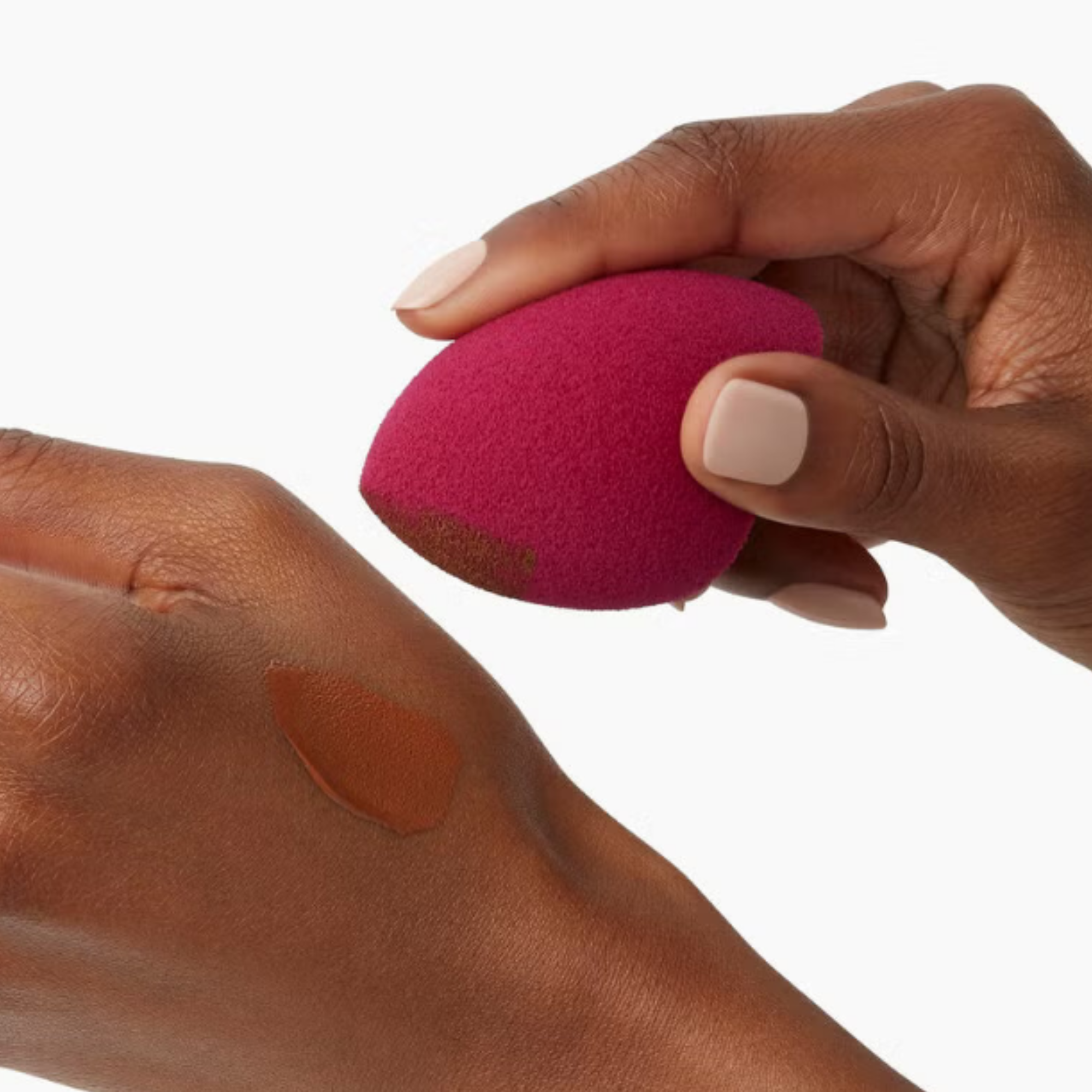 e.l.f. Total Face Sponge Duo tijdens het blenden van foundation op de huid.